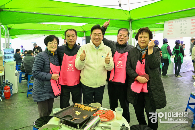 양평군 관계자들이 다회용 앞치마를 착용하고 기념촬영을 하고 있다. <사진=양평군>