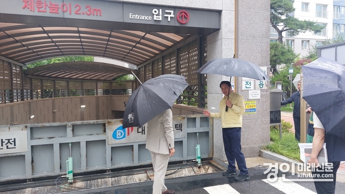 안양시는 최대호 안양시장이 25일 동안구 비산동의 한 공동주택을 방문해 차수판을 살펴보고 있다. <사진=안양시>