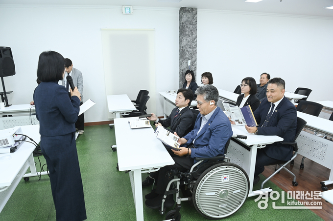 화성시의회 문화복지위원회 위원들이 화성문화원 동탄교육관에서 관계자의 설명을 듣고 있다. <사진=화성시의회>