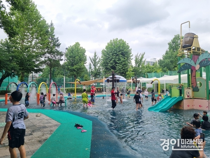 인천 남동구 공원 내 물놀이장에서 주민들이 물놀이를 즐기고 있다. <사진=남동구>
