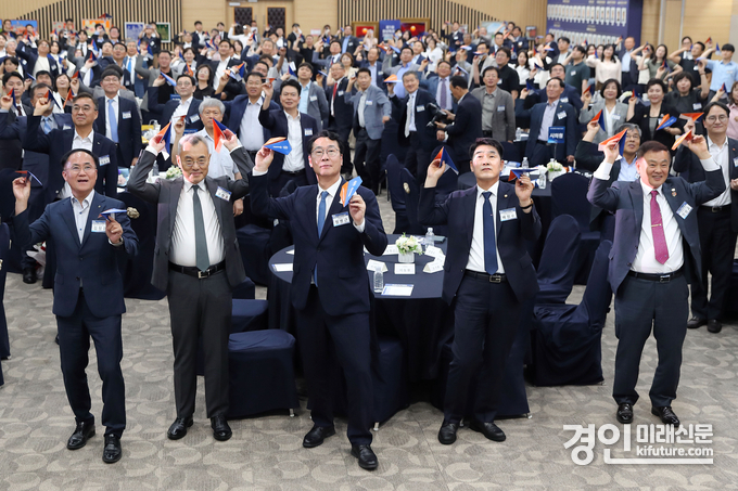 기업인의 날 행사에서 참석자들이 종이비행기를 날리고 있다. <사진=화성시의회>