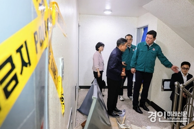 이영훈 미추홀구청장이 가스 폭발 사고현장을 둘러보고 있다. <사진=미추홀구> 