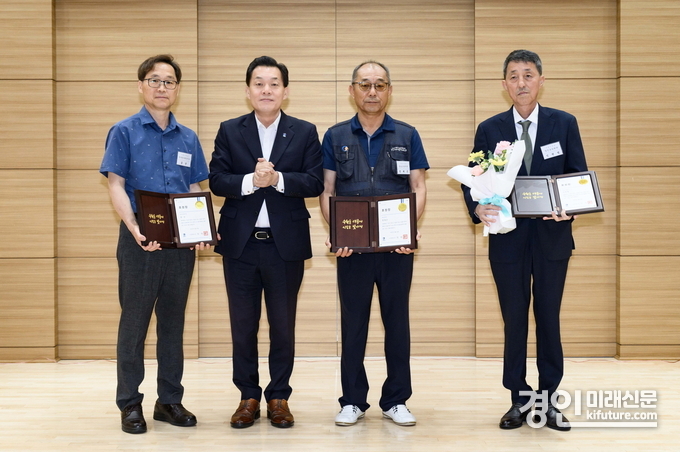 이재준 시장(왼쪽 2번째)이 수상자들과 기념촬영을 하고 있다. <사진=수원시>