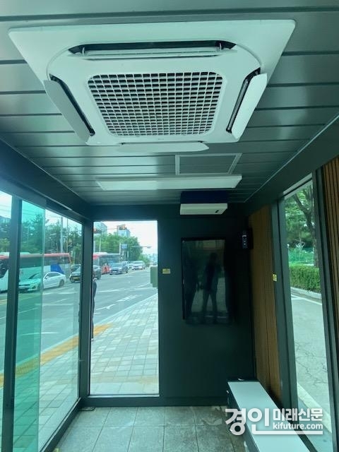 미세먼지 쉼터형 버스승강장 내부 모습. <사진=안성시>