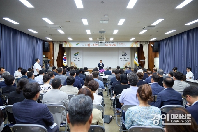 이충우 여주시장이 민선 8기 3주년 주요보고를 하고 있다. <사진=여주시>
