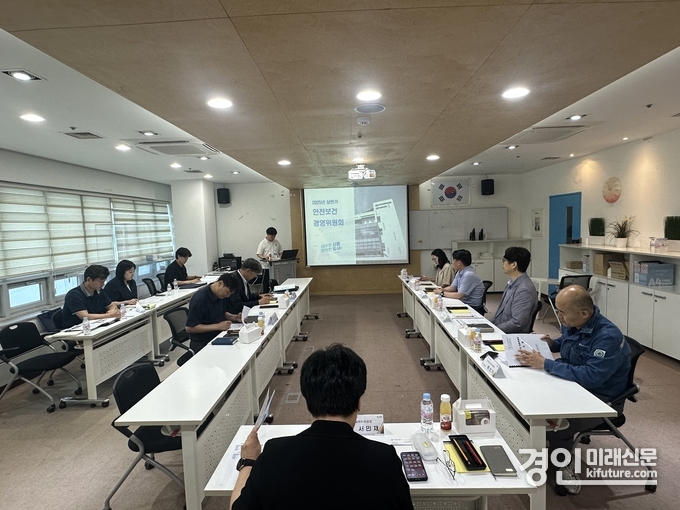 시흥도시공사가 2025년 상반기 안전보건 경영위원회, 시설관리 위원회를 개최하고 있다. <사진=시흥도시공사>