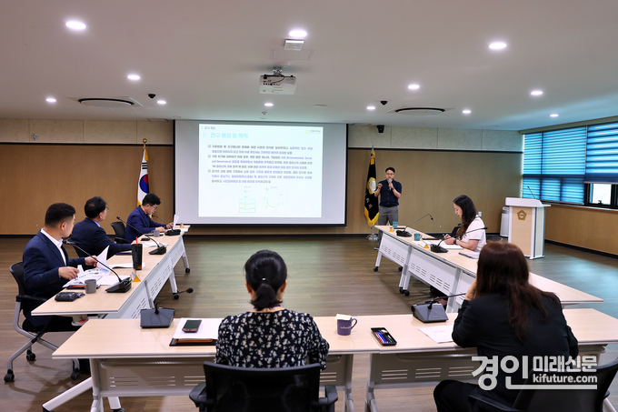 의왕시의회 탄소중립 실천을 위한 의원 연구모임이 연구용역 착수보고회를 열고 있다. <사진=의왕시의회>