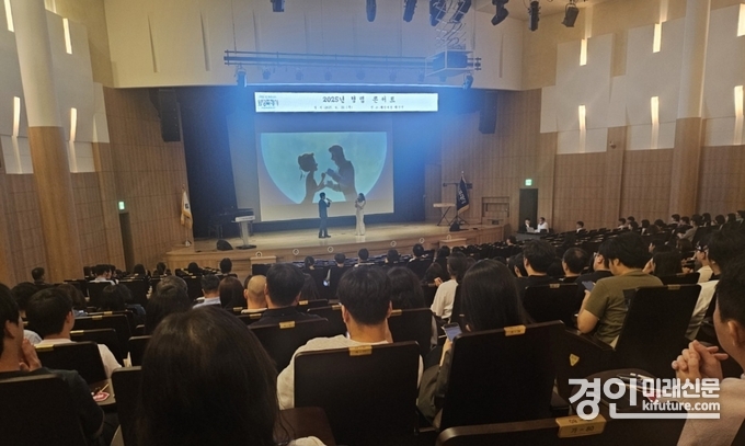 화성시 공직자들이 지난 26일 2025년 청렴 콘서트에서 청렴 뮤지컬 갈라쇼를 관람하고 있다. <사진=화성시>