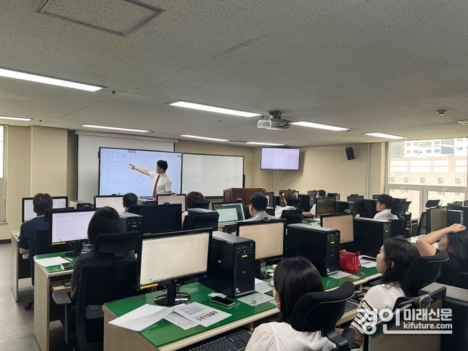 안양시가 지난 26일 시청 8층 정보화교육장에서 직원 20명을 대상으로 데이터 분석 및 시각화 실습 교육을 실시하고 있다. <사진=안양시>