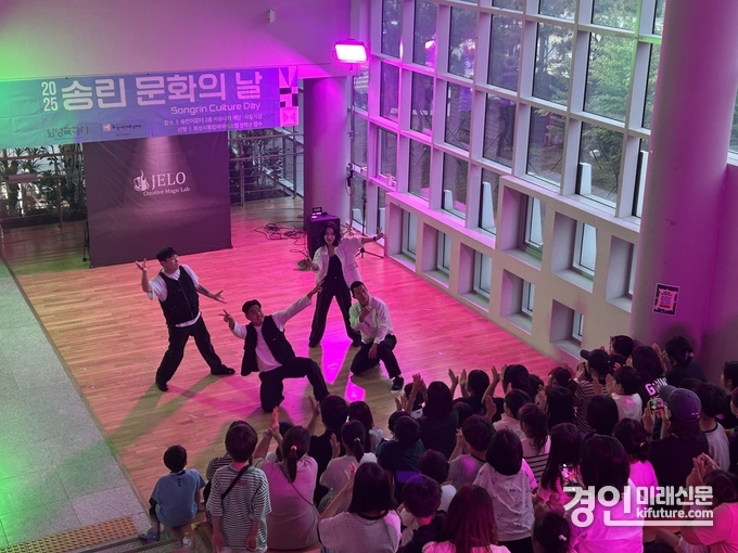 2025 송린이음터 문화의 날 ‘비트 위의 마술사’ 공연을 진행하고 있다. <사진=화성시인재육성재단>