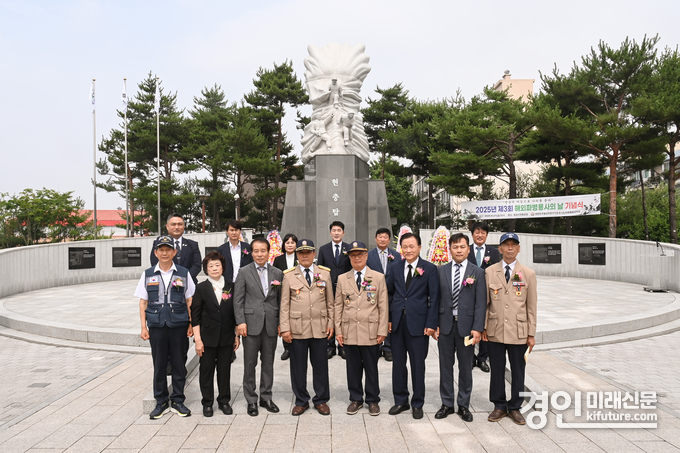 화성특례시의회 의원 및 월남전 참전자회 주요 임원과 함께 기념촬영을 하고 있다. <사진=화성시의회>