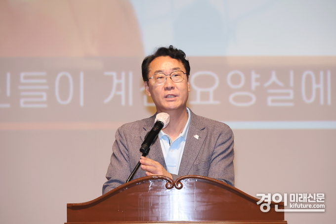 정명근 화성특례시장이 28일 장안대학교 일야아트홀에서 열린 ‘2025년 요양보호사의 날’ 기념식에서 축사를 하고 있다. <사진=화성시>