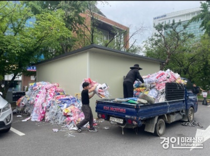 군포시가 폐현수막을 수거하고 있다. <사진=군포시>