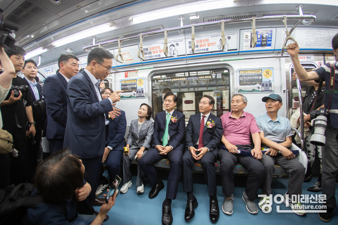 인천시 관계자들이 인천도시철도 1호선 검단연장선 개통기념식에서 시승을 하고 있다. <사진=서구>