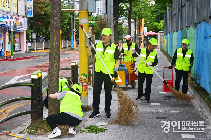 이재호 연수구청장이 1일 도로환경공무관과 옥련시장과 독배로 일대를 중심으로 가로 청소 활동을 실시하고 있다. <사진=연수구>