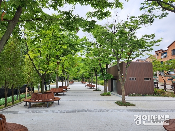 용인시가 김혁근린공원 시설물과 바닥 포장을 재정비한 모습. <사진=용인시> 