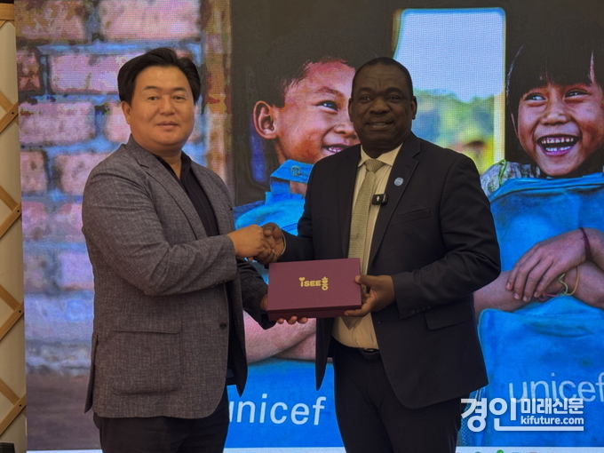 임병택 시흥시장(왼쪽)이 에바리스트 쿠아시-콤란 유니세프 몽골사무소 대표에게 시흥시 기념품을 전달하고 있다. <사진=시흥시>