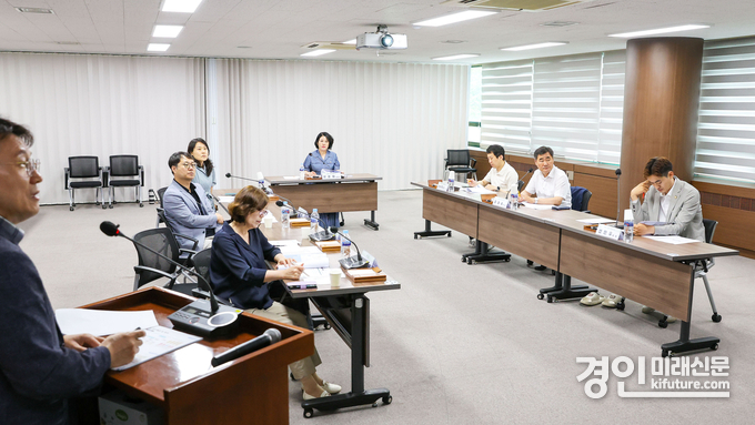 안산시의회 의원연구단체 ‘너와 나의 연결고리’가 지난달 30일 의회 대회의실에서 관련 연구용역 착수보고회를 진행하고 있다. <사진=안산시의회>