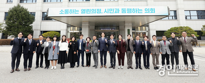 안양시의원들이 제9대 후반기 개원 1주년을 맞아 기념촬영을 하고 있다. <사진=안양시의회>