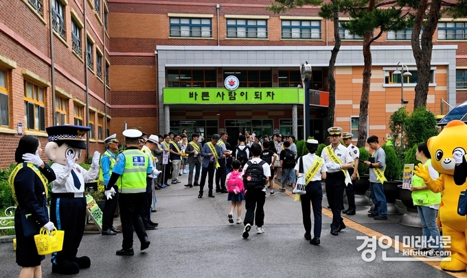 등교하는 학생들을 대상으로 어린이 교통안전 캠페인을 실시하고 있다. <사진=화성도시공사>