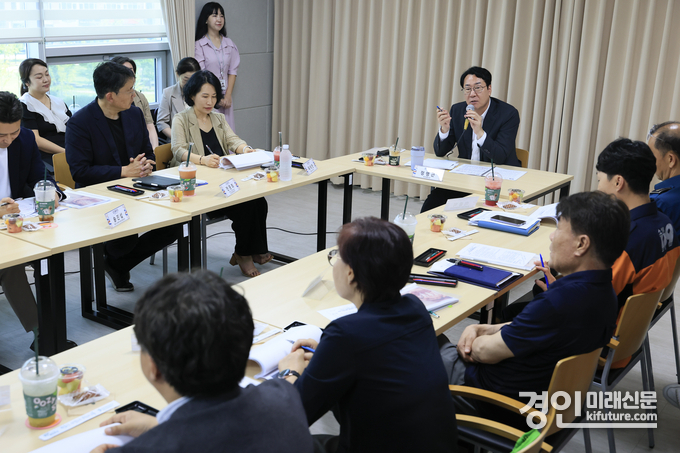 정명근 화성시장이 지난 1일 화성시자살예방센터에서 자살예방 및 위기 대응 체계 강화를 위한 유관기관 공동대응 대책회의를 주재하고 있다. <사진=화성시>