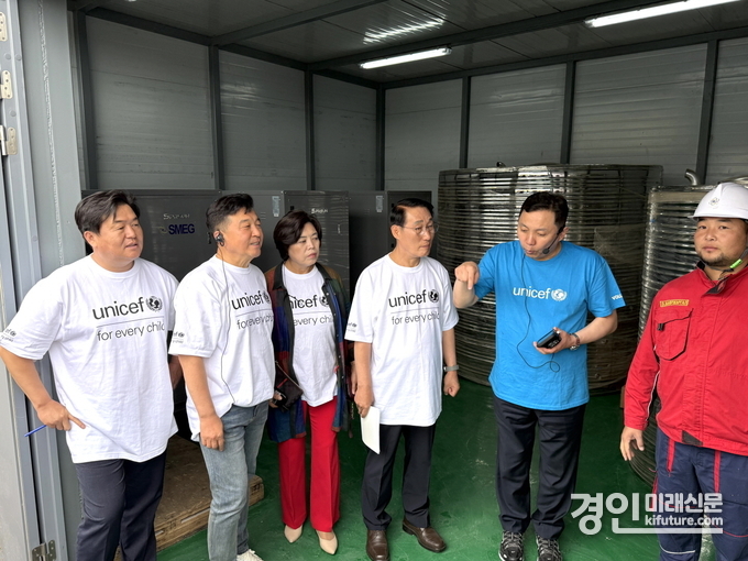 임병택 시흥시장(왼쪽 1번째)이 그린스쿨 프로그램이 적용된 28번 유치원의 태양열 이용시설을 둘러보고있다. <사진=시흥시>