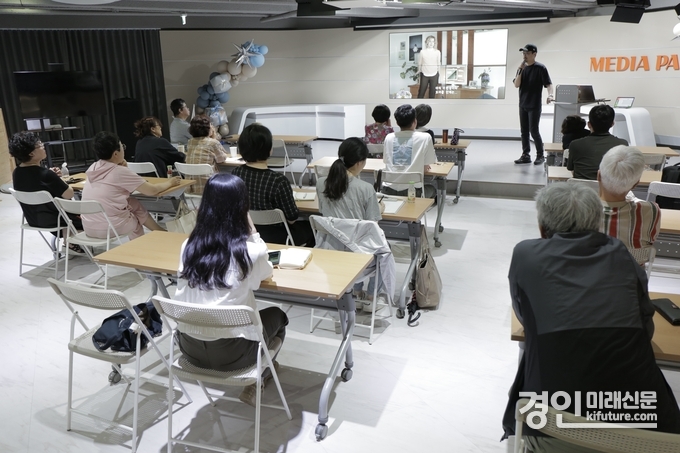 인천 미추홀구가 ‘2025 길 위의 인문학-사진으로 바라보기: 중간적 관찰자의 시선’ 프로그램을 진행하고 있다. <사진=미추홀구>