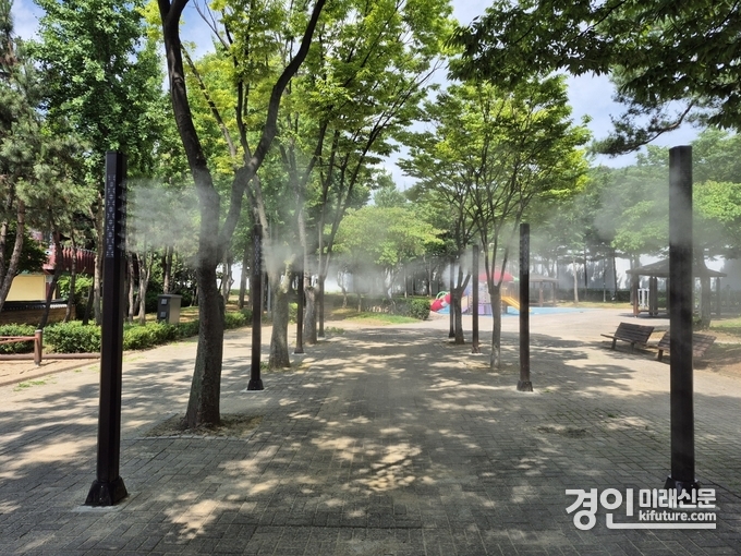 ▲ 시흥시 하중동 샛말공원에 설치된 폭염저감시설이 물안개를 내뿜고 있다. <사진=민경호 기자>