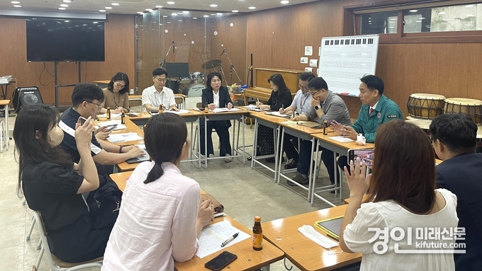 경기교육청 관계자가 대안교육기관 화재 현장을 방문해 고충을 경청하고 있다. <사진=경기교육청>