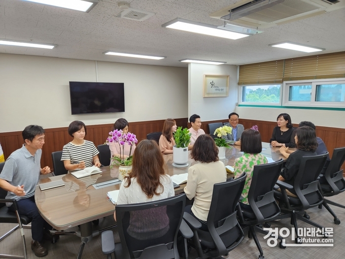 인천시의회 한민수 의원이 인천시교육청 평생교육학습관을 방문해 관계자들과 활성화에 대해 논의하고 있다. <사진=인천시의회>