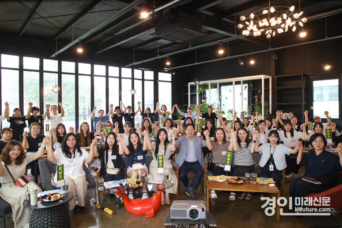 남양주시가 진접·오남 지역 초등 학부모 대상 ‘미래교육공동체 아카데미’를 개최하고 기념촬영을 하고 있다. <사진=남양주시>