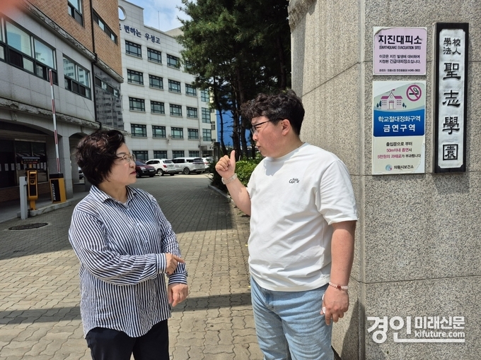 김옥순 경기도의원(왼쪽)과 정경남 우성고등학교 운영위원장이 6일 학교 정상화에 대해 논의하고 있다. <사진=민경호 기자>