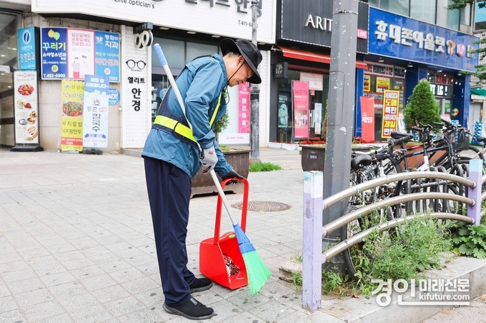 박태순 안산시의회 의장이 7일 아침 단원구 선부동 동명아파트 삼거리 일원에서 환경미화 업무에 동참하고 있다. <사진=안산시의회>