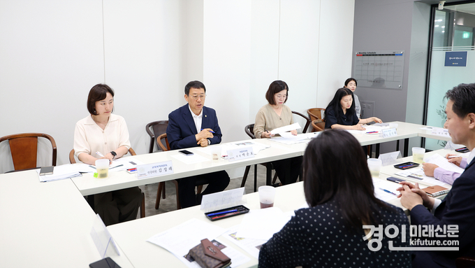 시흥시의회가 노인 간병비 지원 조례제정을 위한 간담회를 진행하고 있다. <사진=시흥시의회>