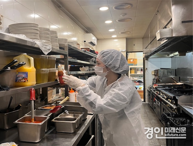 인천시 관계자가 위생점검을 실시하고 있다. <사진=인천시>