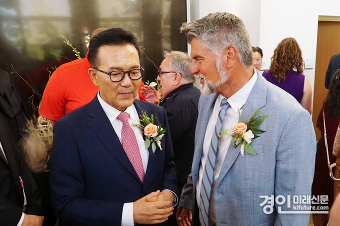 이재호 인천 연수구장(왼쪽)이 미국 유타주 코튼우드 하이츠시장과 얘기를 나누고 있다. <사진=연수구>
