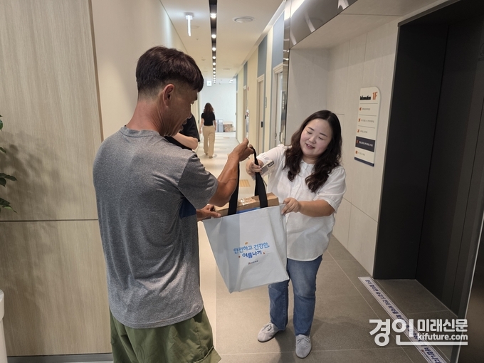 안성시 관계자가 폭염피해 예방물품을 전달하고 있다. <사진=안성시>