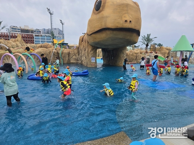 어린이들이 거북섬 웨이브파크서 열린 여름캠프에 참가해 물놀이를 즐기고 있다. <사진=시흥시>