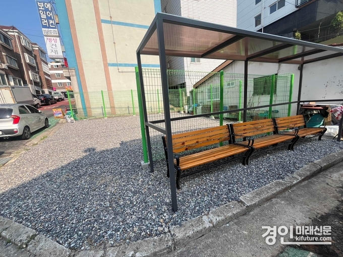 인천 남동구가 방치된 빈집을 주차장과 휴게공간으로 조성한 모습. <사진=남동구>