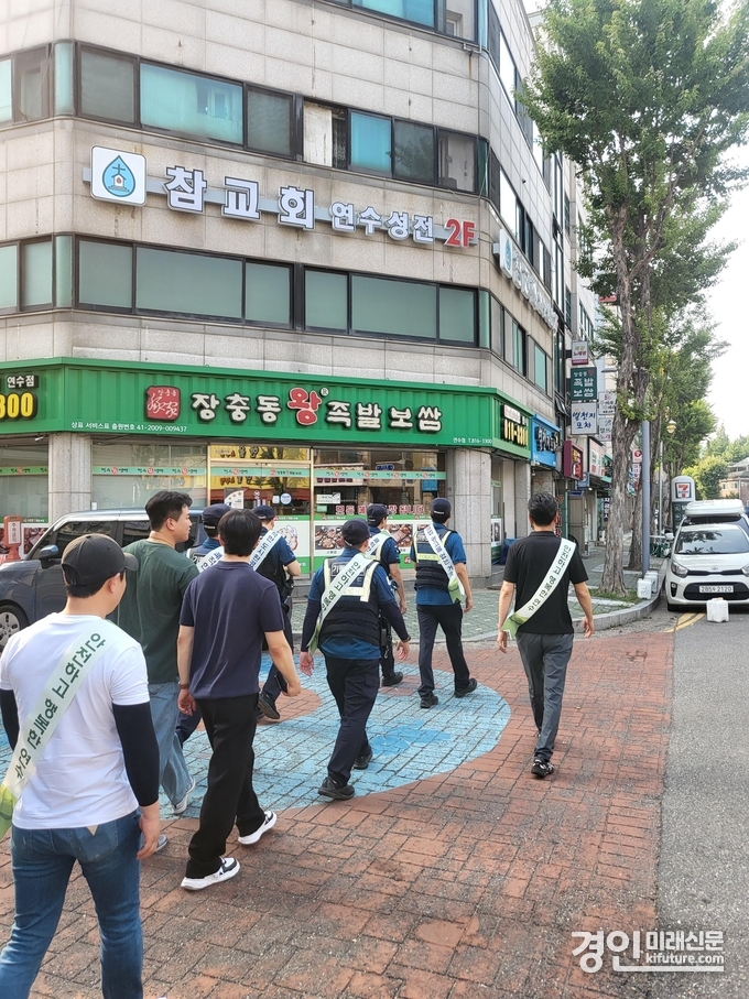 인천 연수구 관계자들이 ‘불법 광고물’ 민·관·경 합동단속을 실시하고 있다. <사진=연수구>