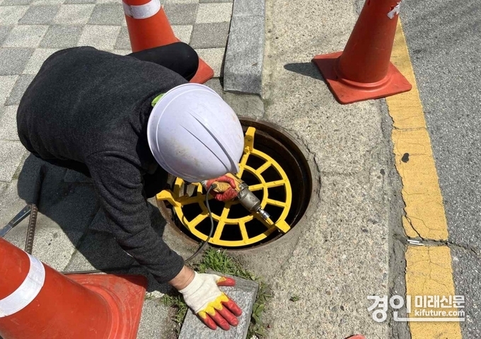 안성시 관계자가 맨홀 추락방지시설을 설치하고 있다. <사진=안성시>