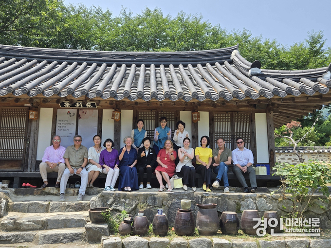 주한 유럽연합(EU) 대사 및 관계자들이 이천시를 방문한 가운데 기념촬영을 하고 있다. <사진=이천시>