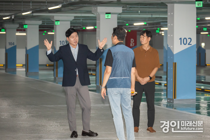 강범석 인천 서구청장(왼쪽)이 지난 8일 청라 전기차 화재 아파트 복구 현장을 방문해 점검하고 있다. <사진=서구>