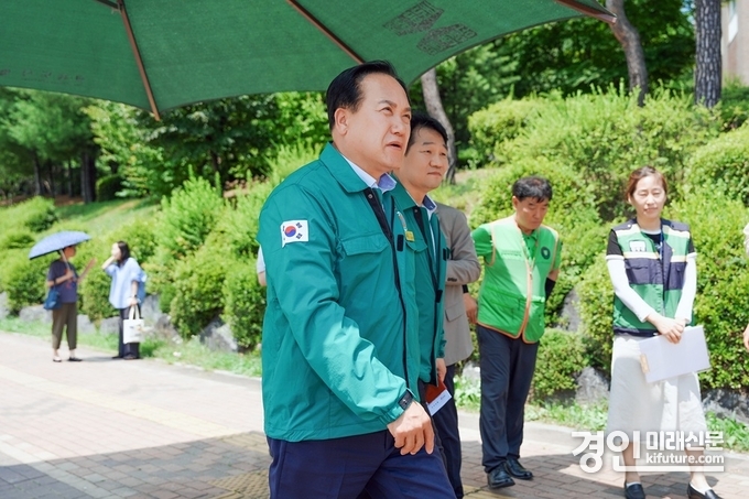 이권재 오산시장(왼쪽)이 폭염 대응시설을 점검하고 있다. <사진=오산시>