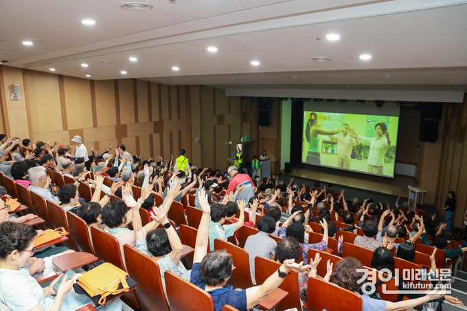치매 인식개선 영화상영 전 관람객들이 치매체조를 따라하고 있다. <사진=군포시>