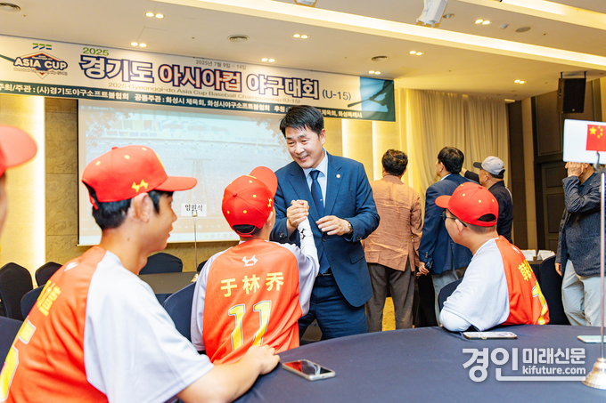 배정수 화성시의회 의장이 해외선수단을 격려하고 있다. <사진=화성시의회>