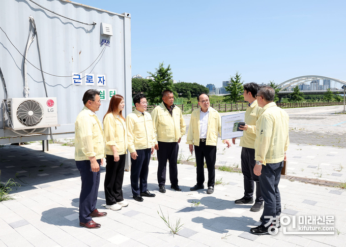 광명시의회가 여름철 재해 취약시설 현장을 점검하고 있다. <사진=광명시의회>
