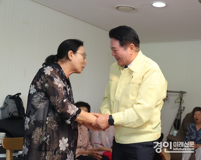 최대호 안양시장이 10일 관내의 한 경로당을 방문해 폭염 관련 어르신들의 애로사항을 청취하고 있다. <사진=안양시>