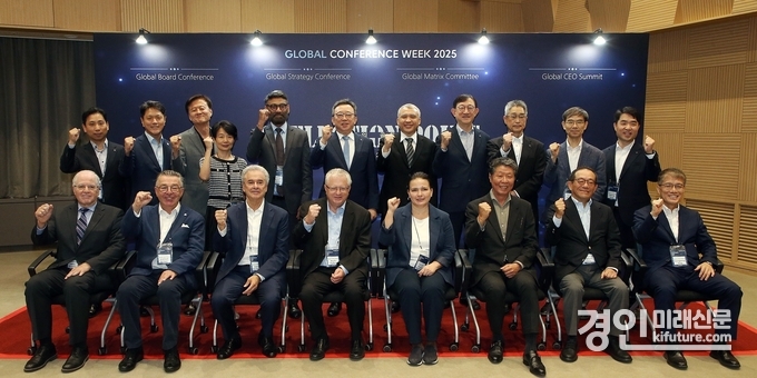 지난 10일 서울 중구 소재 신한은행 본점 20층 대강당에서 진행한 ‘글로벌 컨퍼런스 위크’에서 신한은행 정상혁 은행장(두번째 줄 가운데)이 해외법인 이사회 구성원들과 기념촬영 하고 있다. <사진=신한은행>