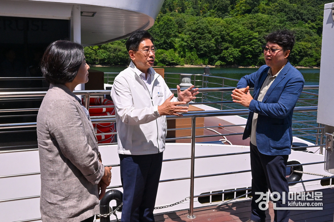 전진선 양평군수(가운데)가 친환경 유람선 '가평크루즈'에 대해 설명을 하고 있다. <사진=가평군>